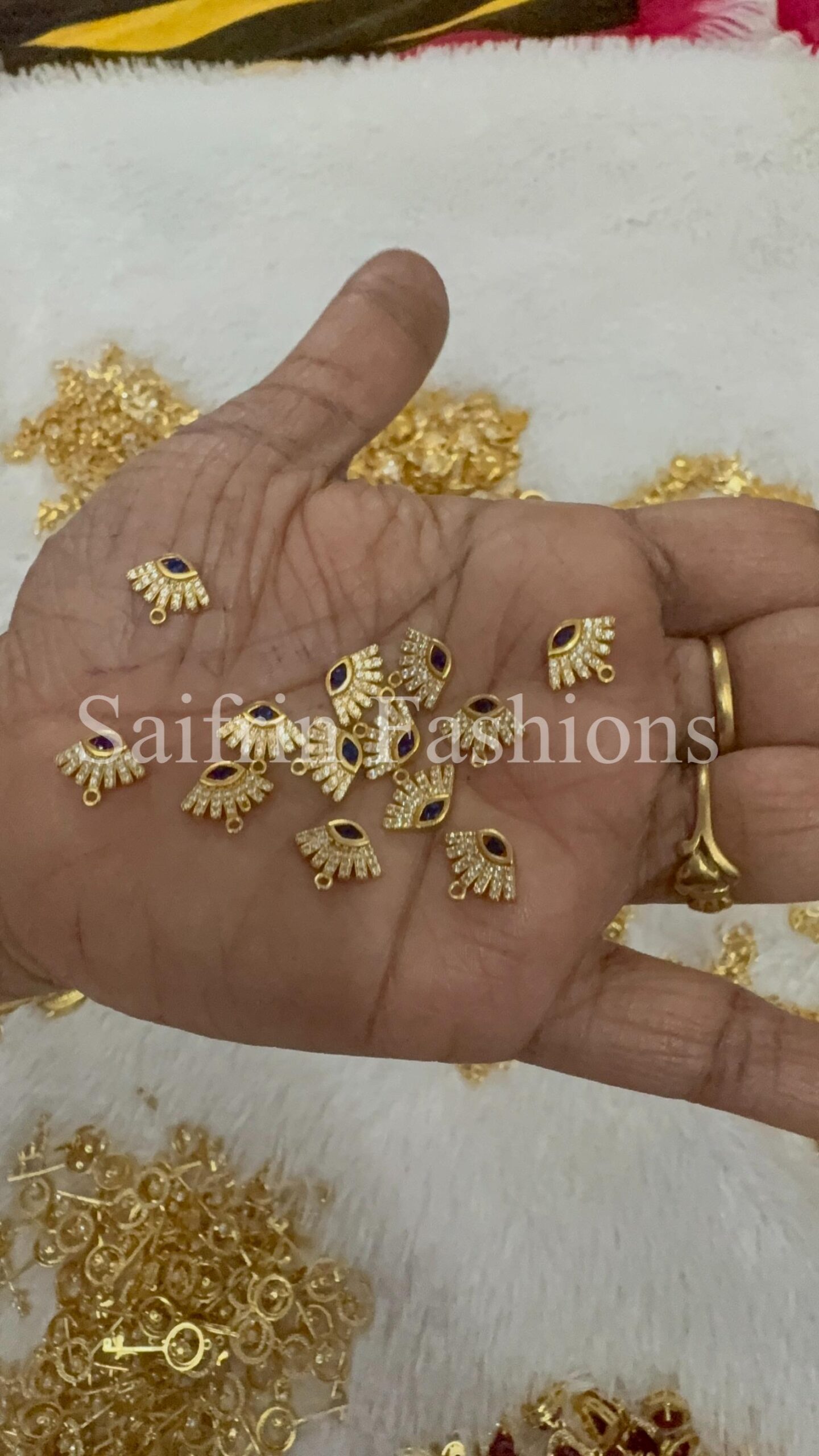 ad-crown-pendant
