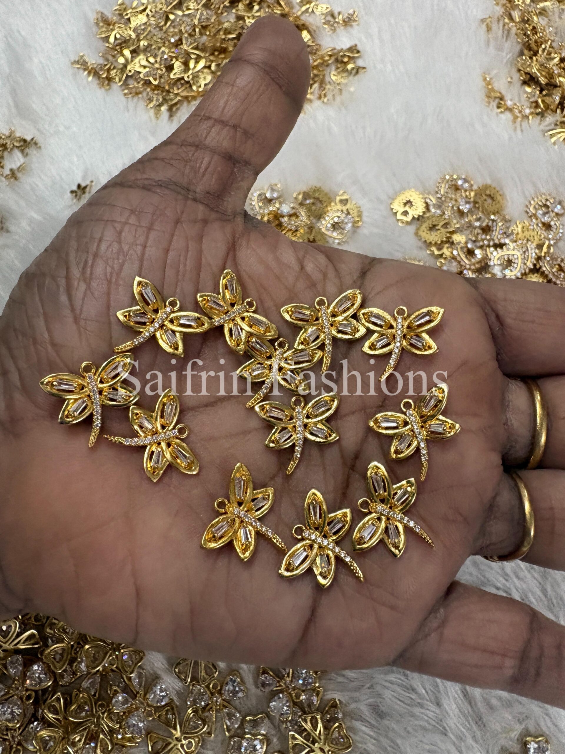 diamond-replica-butterfly-pendant-d2