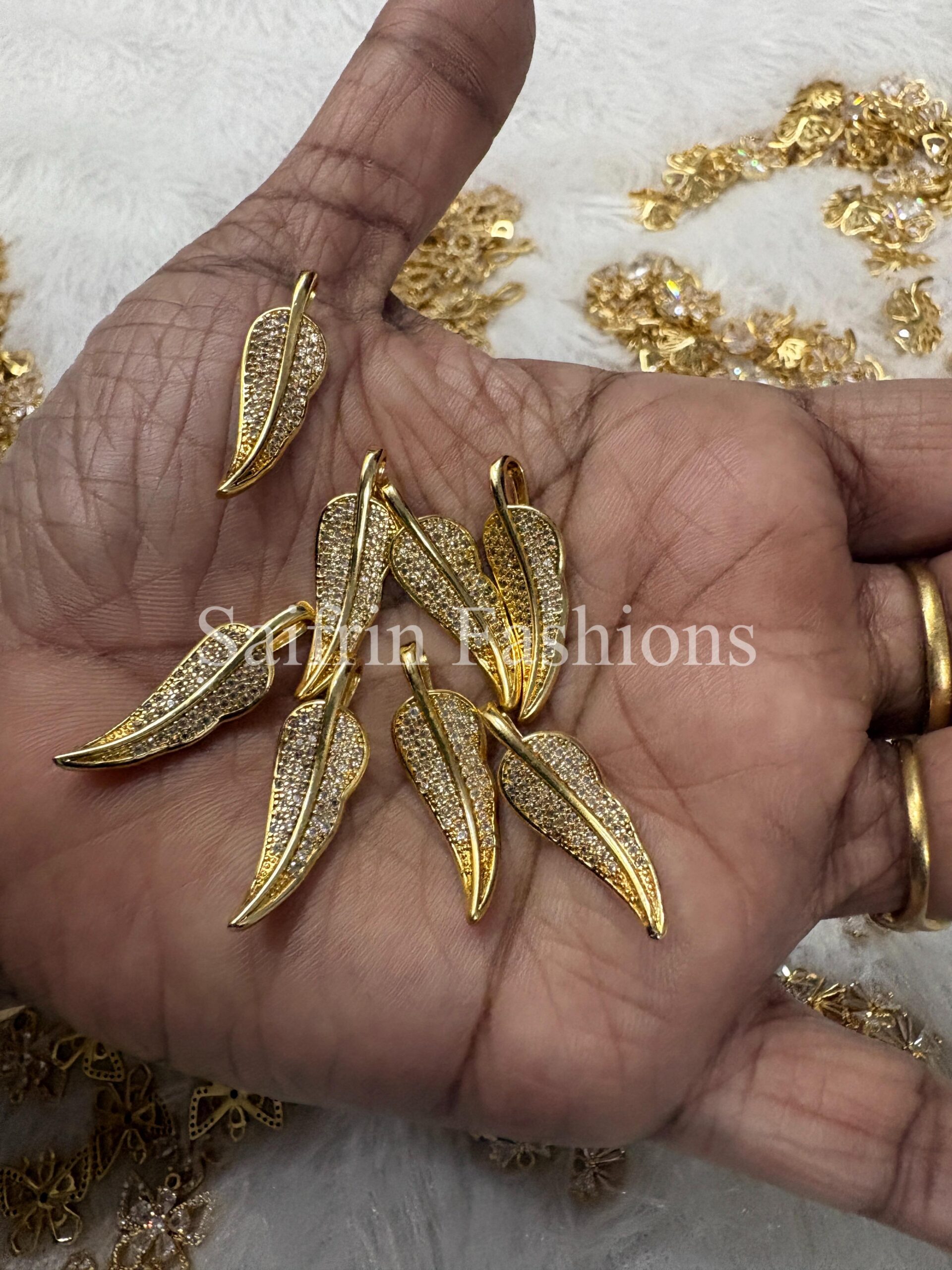 diamond-replica-leaf-pendant
